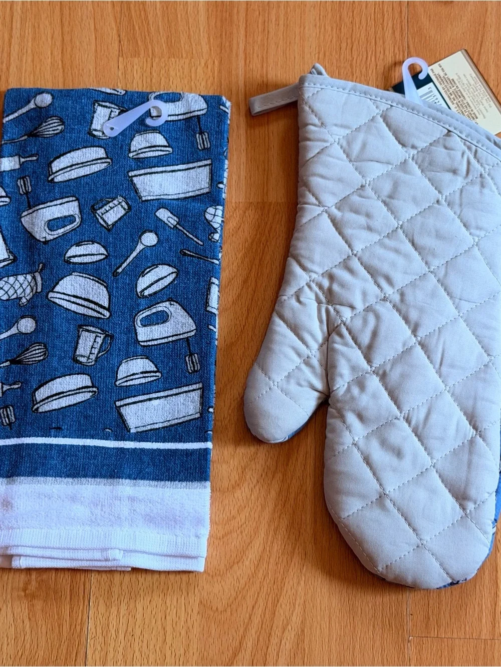 Home Collection Blue/White Kitchen Towel and Oven Mitt Set.